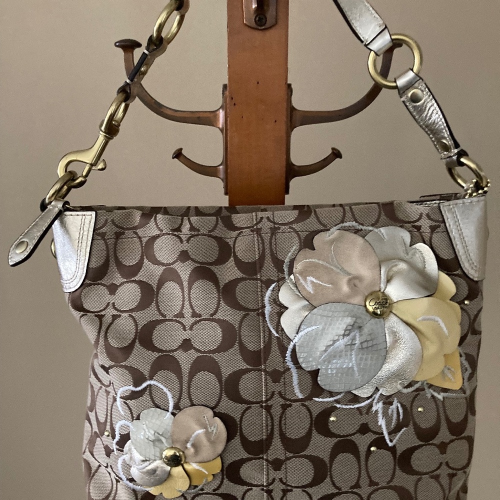COACH CANVAS SIGNATURE FLOWER APPLIQUE BAG